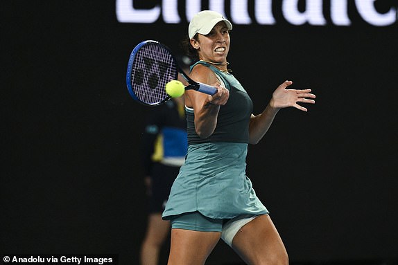 MELBOURNE, Australija - 23. siječnja: Madison Keys iz Sjedinjenih Država u akciji protiv IGA Swiatek (nije viđen) iz Poljske u polufinalu ženskog singlova tijekom 12. dana Australian Opena 2025 u parku Melbourne 23. siječnja 2025. u Melbourneu u Australiji. (Foto Mark Avellino/Anadolu putem Getty Images)