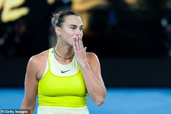 MELBOURNE, Australija - 23. siječnja: Aryna Sabalenka slavi pobjednički meč protiv Paula Badosa iz Španjolske u polufinalnom meču ženskog singlova tijekom 12. dana Australian Opena 2025 u parku Melbourne, 23. siječnja 2025. u Melbourneu u Australiji. (Fotografiju Andy Cheung/Getty Images)