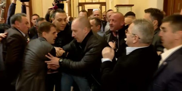 NAGURAVANJE U SKUPŠTINI Drama u Beogradu, srpski premijer podnosi ostavku? | NACIONAL.HR