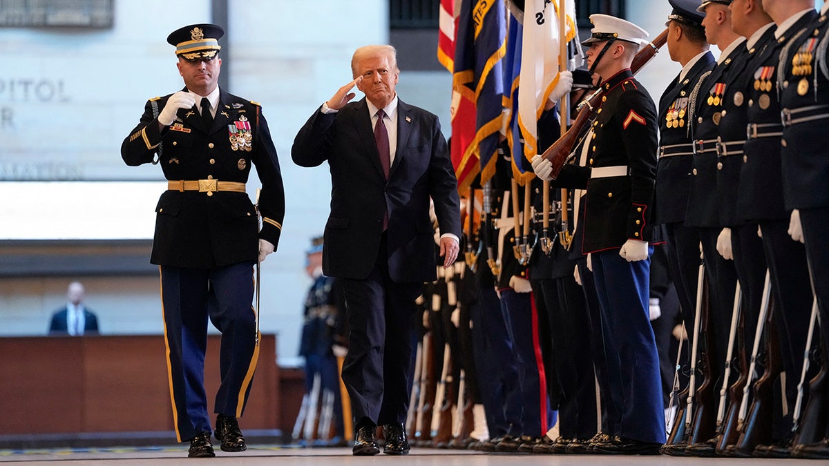 Donald Trump pregledava trupe tijekom njegove ceremonije inauguracije