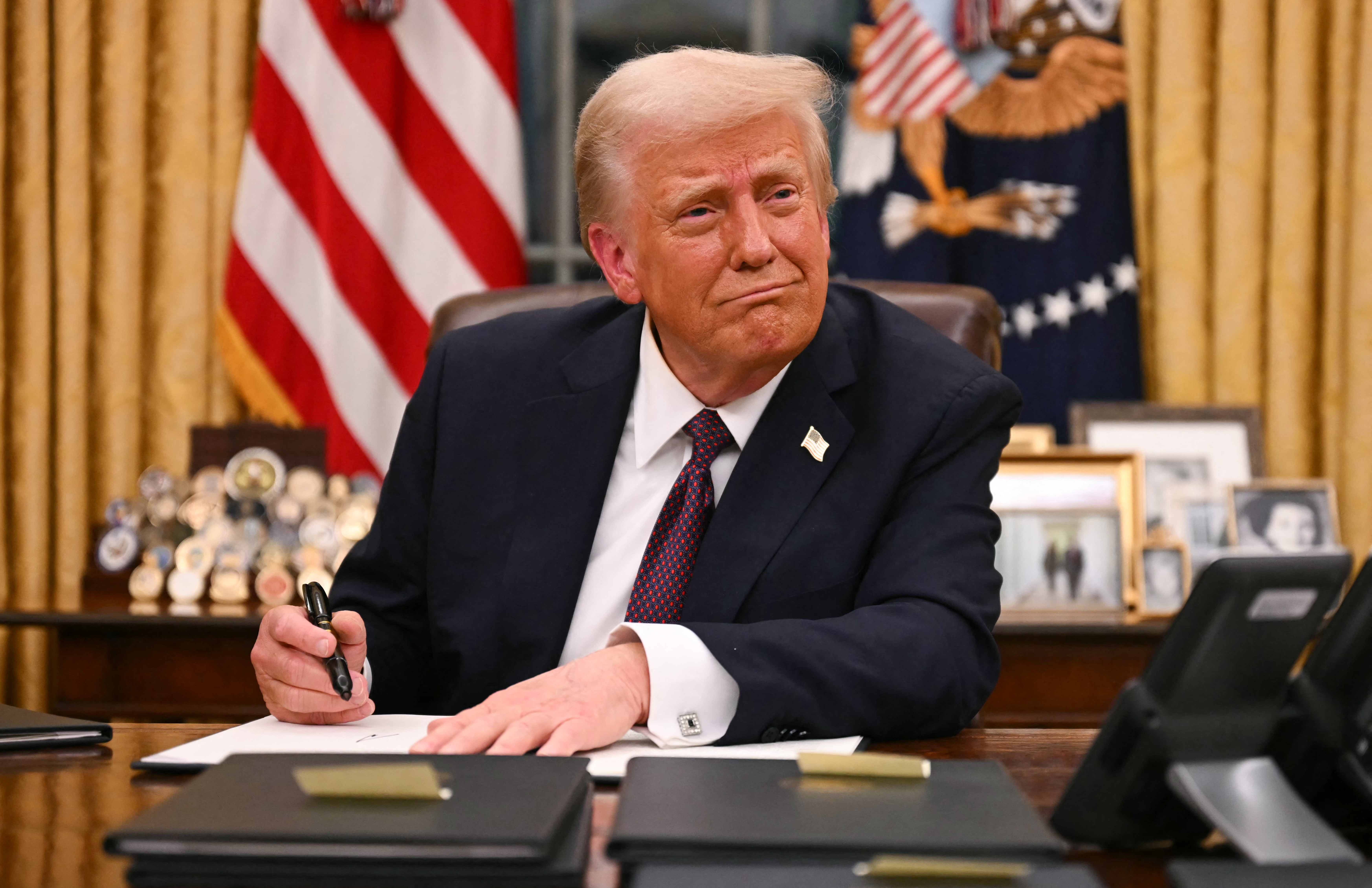 Trump je potpisao niz izvršnih naloga za učinkovito uklanjanje trans ljudi iz javnog života, uključujući otvaranje vrata Pentagonu za uklanjanje članova transrodnih službi iz američke vojske