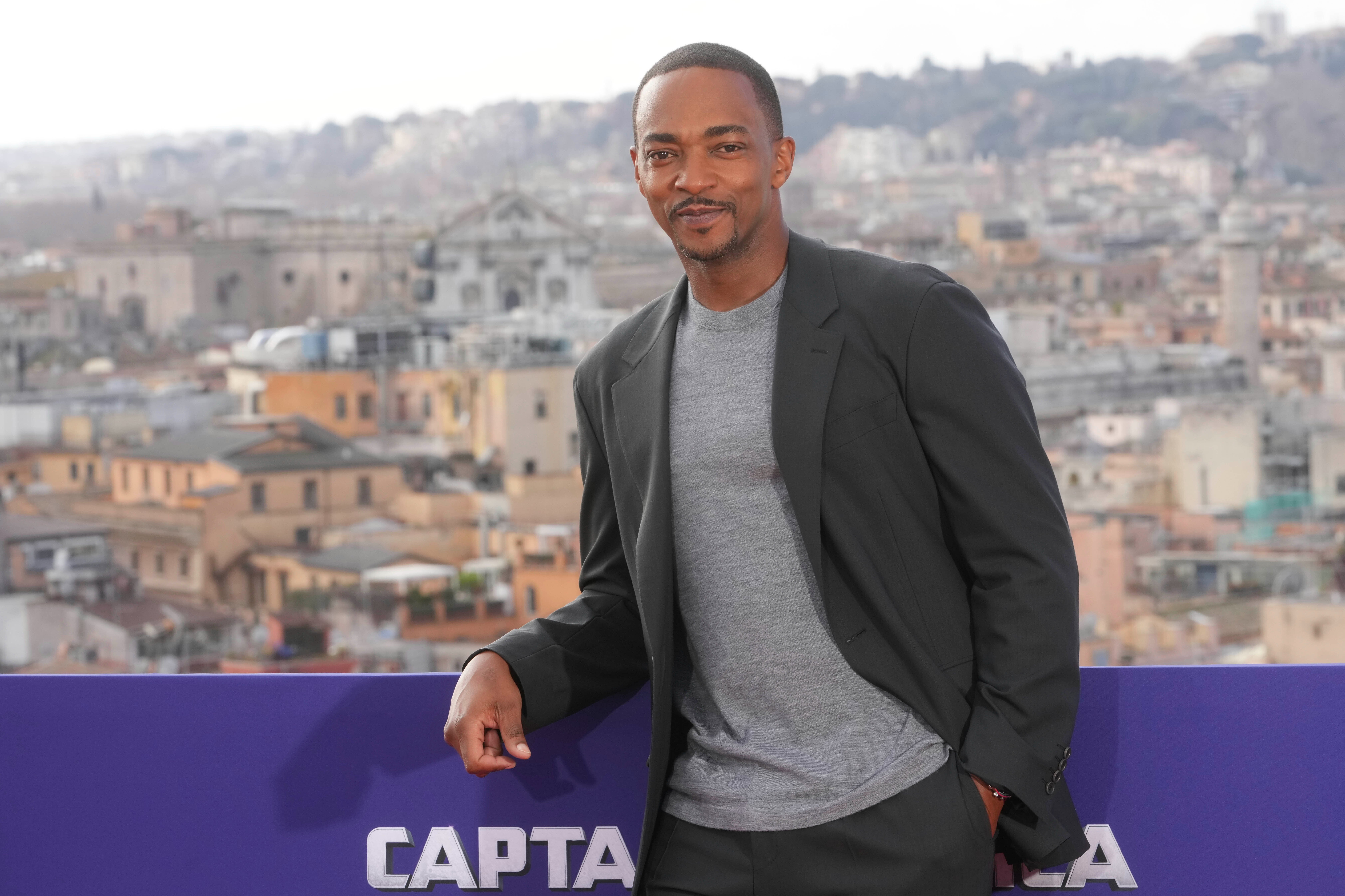 Bust-up je počeo nakon što je Anthony Mackie opisao istoimenog protagonista kao čovjeka s 'čast, dostojanstvo i integritet' i da takve kvalitete trenutno ne predstavljaju Ameriku