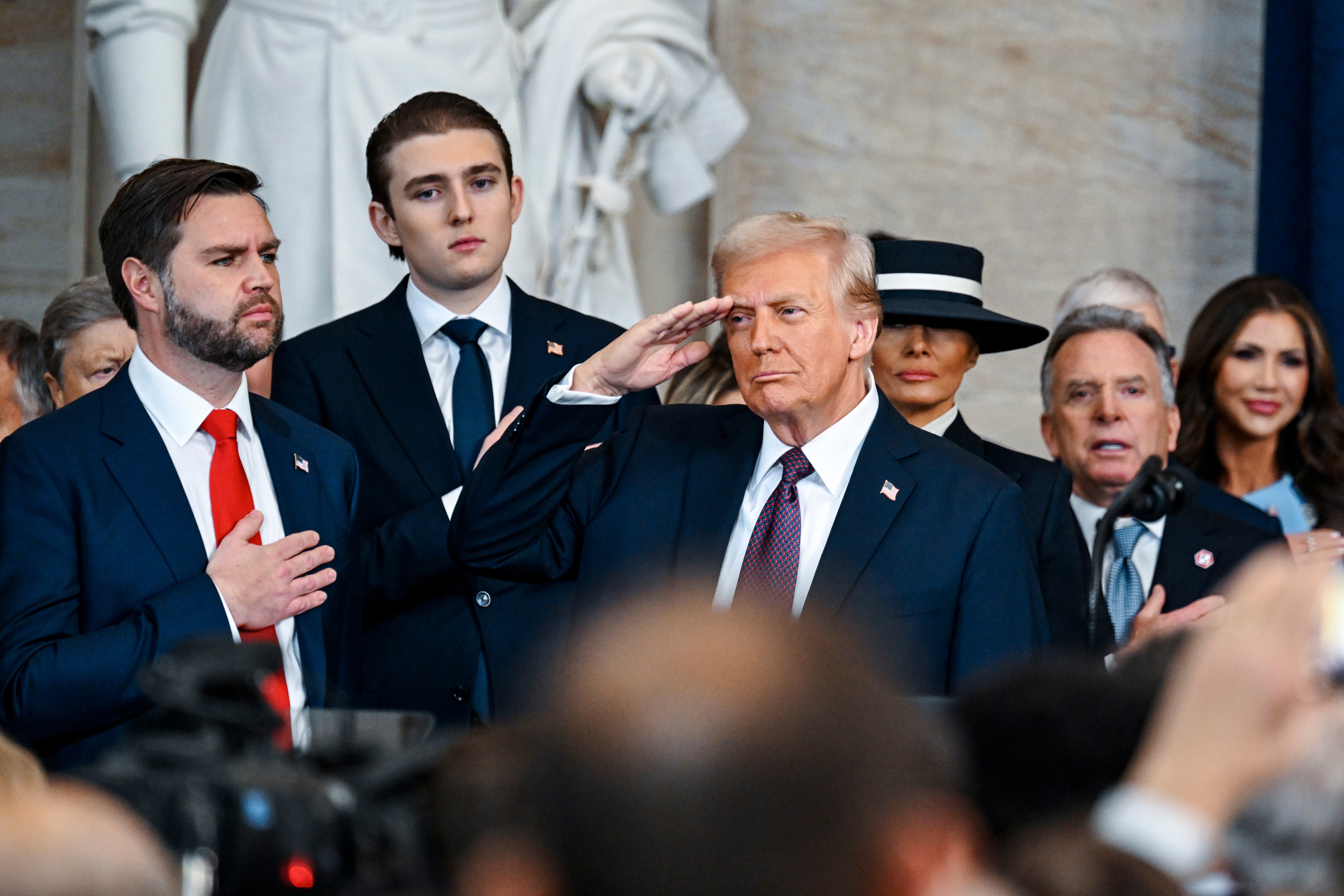 Trump salutira tijekom svoje inauguracije. Stekao je naviku salutirati tijekom intoniranja himne iako kod zastave kaže da ne bi trebao