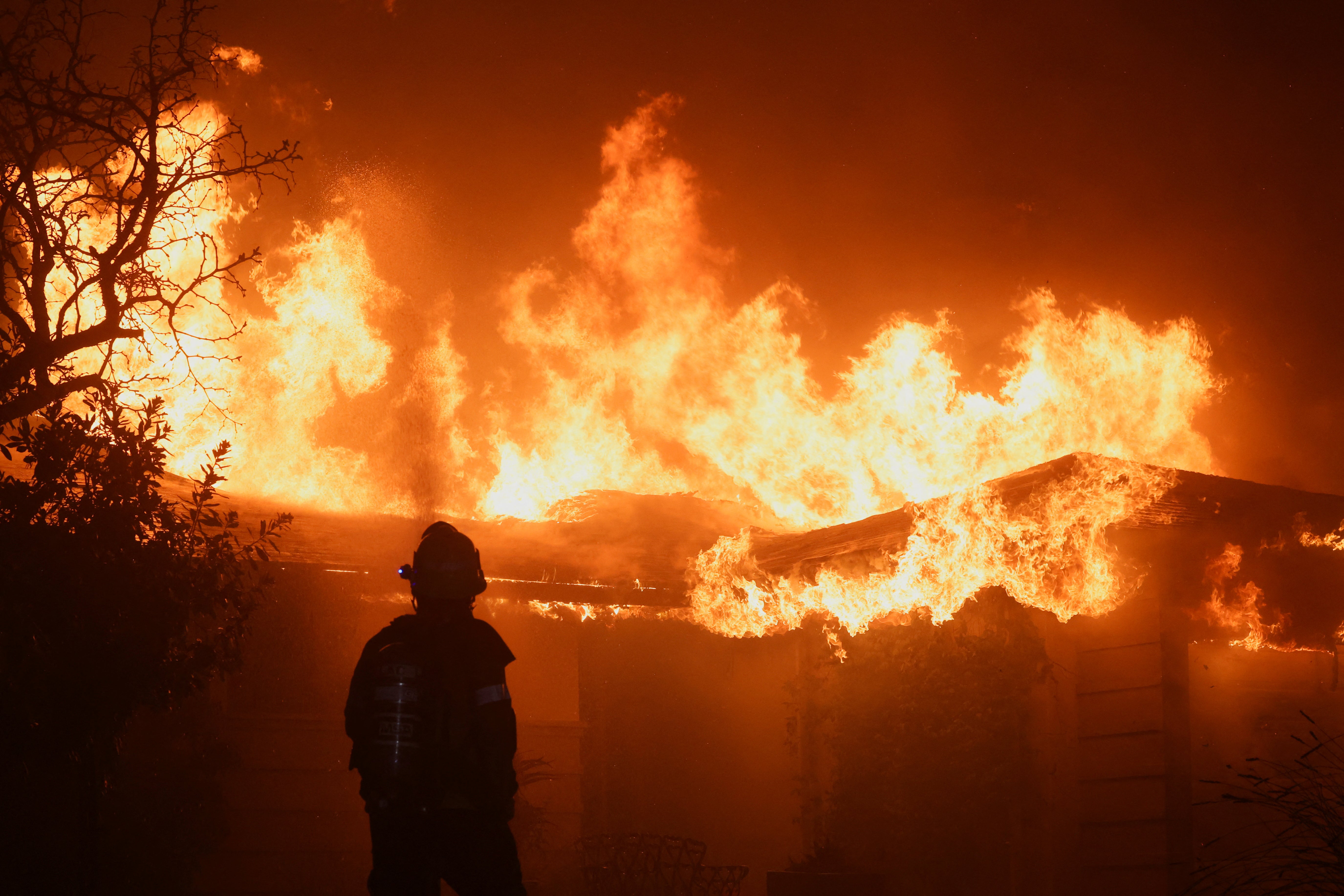 Vatrogasac radi na gašenju plamena dok Eaton Fire gori u Pasadeni, Kalifornija, 8. siječnja