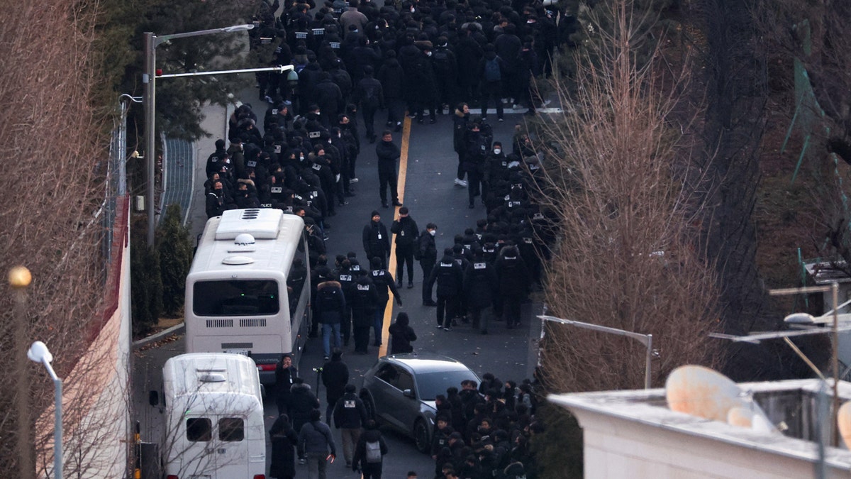 Policajci se približavaju Yoonovoj rezidenciji