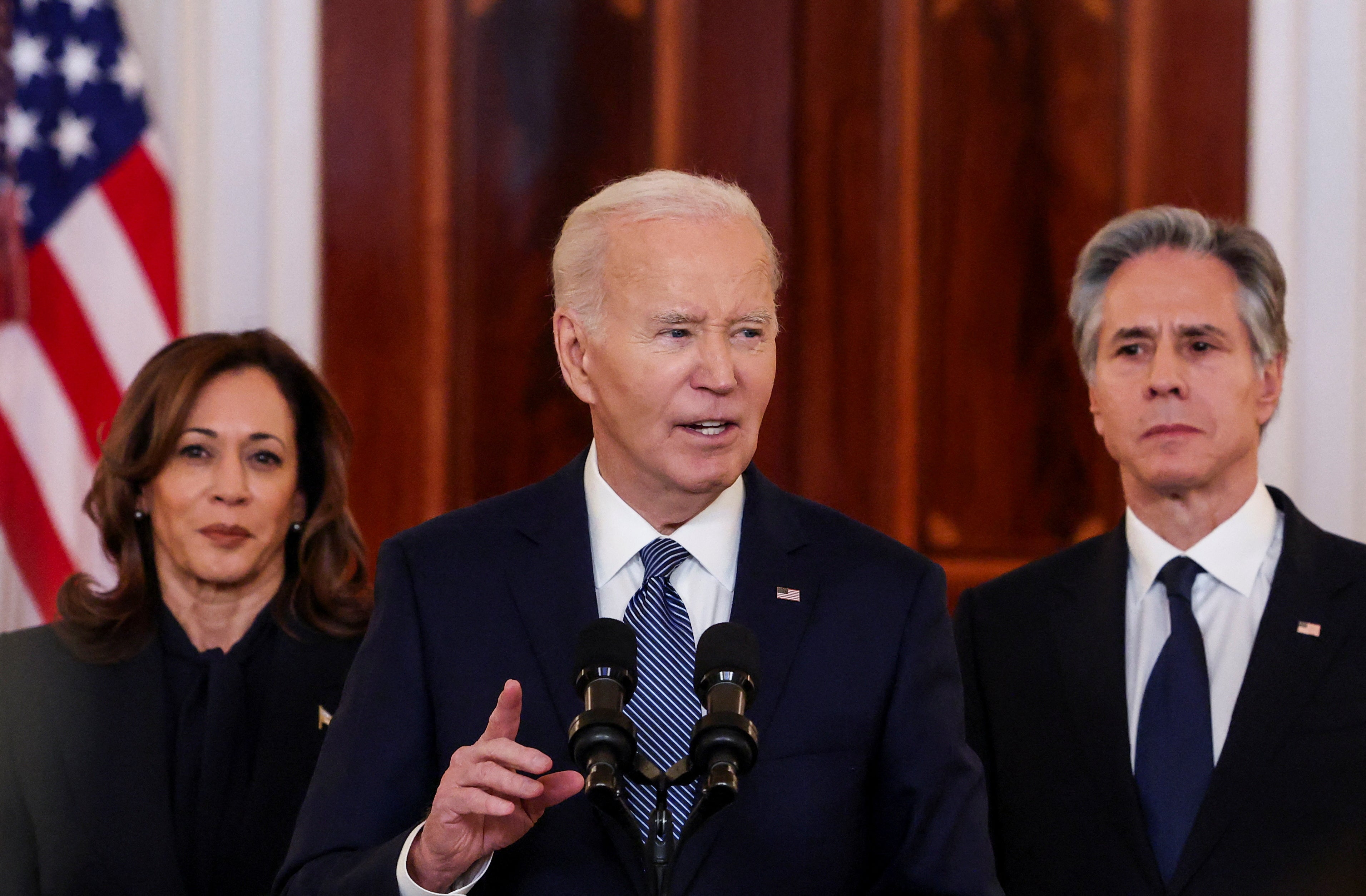 Predsjednik Joe Biden, u društvu potpredsjednice Kamale Harris i državnog tajnika Antonyja Blinkena, objavljuje dogovor o prekidu vatre između Izraela i Hamasa. Najmanje dva američka taoca trebala bi biti oslobođena u prvoj fazi dogovora, prema izvješćima nekoliko medija