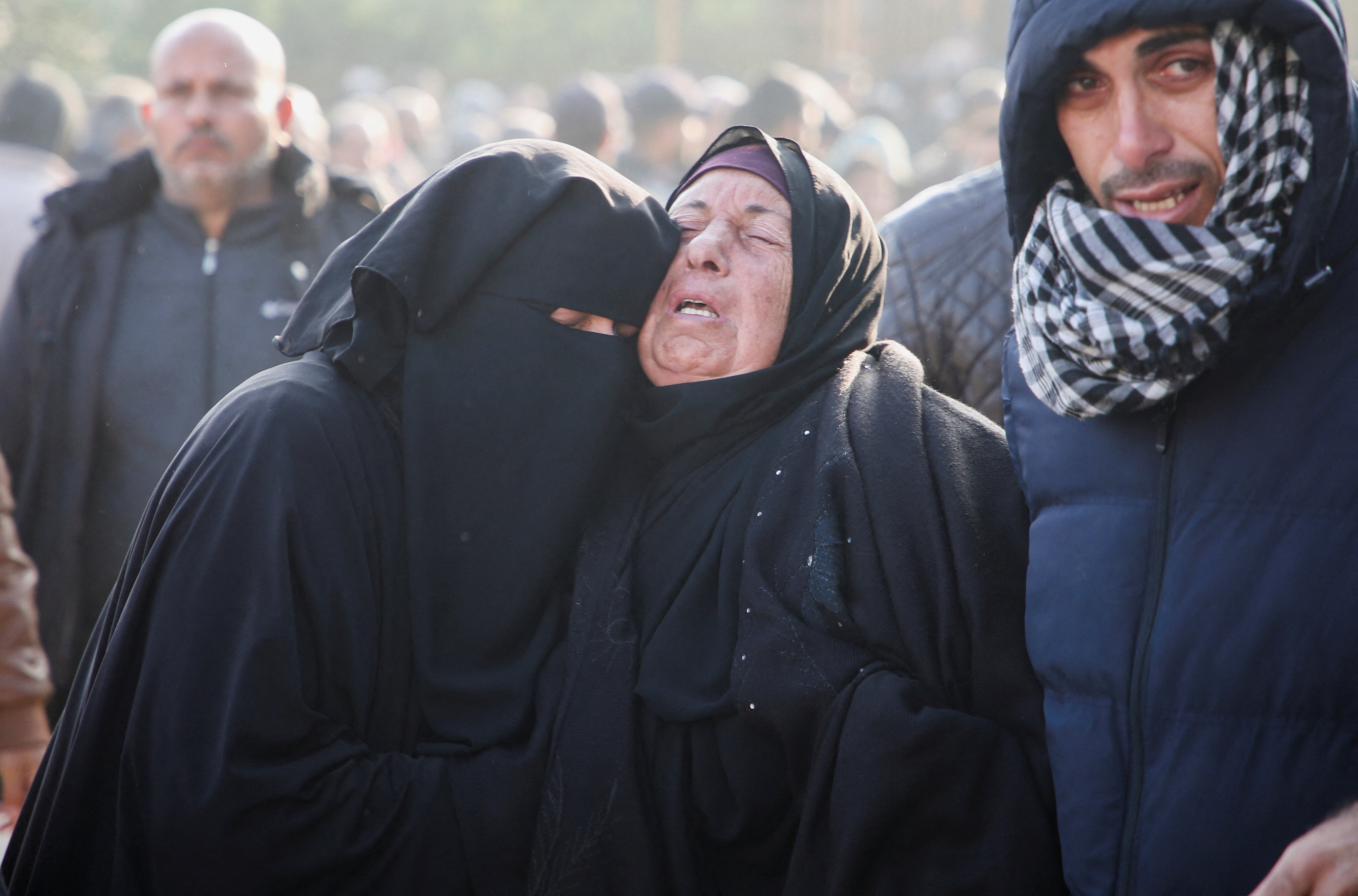 Ožalošćeni reagiraju na Palestince ubijene u izraelskim zračnim napadima