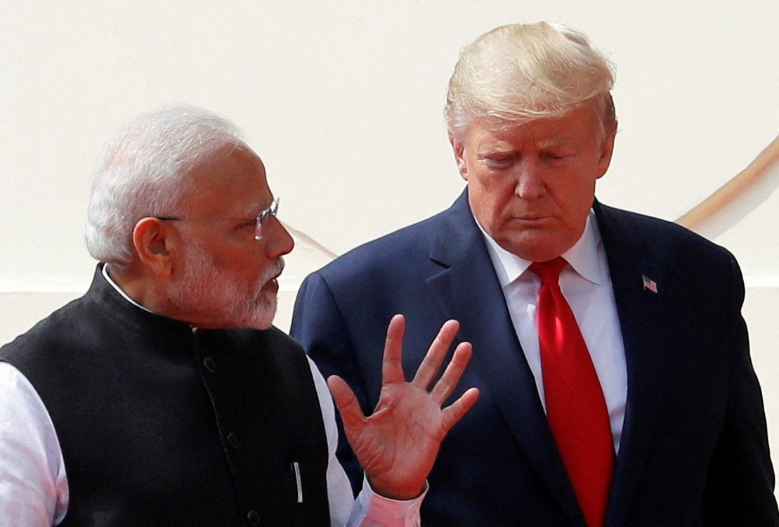 Donald Trump i Narendra Modi razgovaraju dok stižu na zajedničku konferenciju za novinare