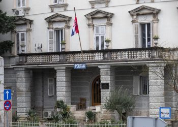 Slobodna Dalmacija – Splićanin putem interneta naručio i preko tisuću eura platio peć na pelete. Grijat će se na struju…