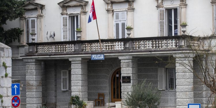 Slobodna Dalmacija – Splićanin putem interneta naručio i preko tisuću eura platio peć na pelete. Grijat će se na struju…