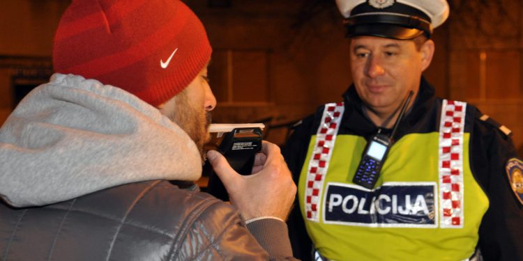 Slobodna Dalmacija – Policija u gluho doba noći zatekla ‘mortus pijanog’ vozača u Kaštelima, pogledajte koliko je napuhao. A tek vozačka…