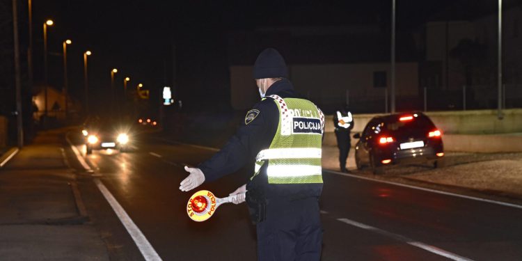 Slobodna Dalmacija – Vozača u Makarskoj zaustavila policija, čim su mu postavili pitanje što ima kod sebe, dobrovoljno je predao ovo ‘blago’