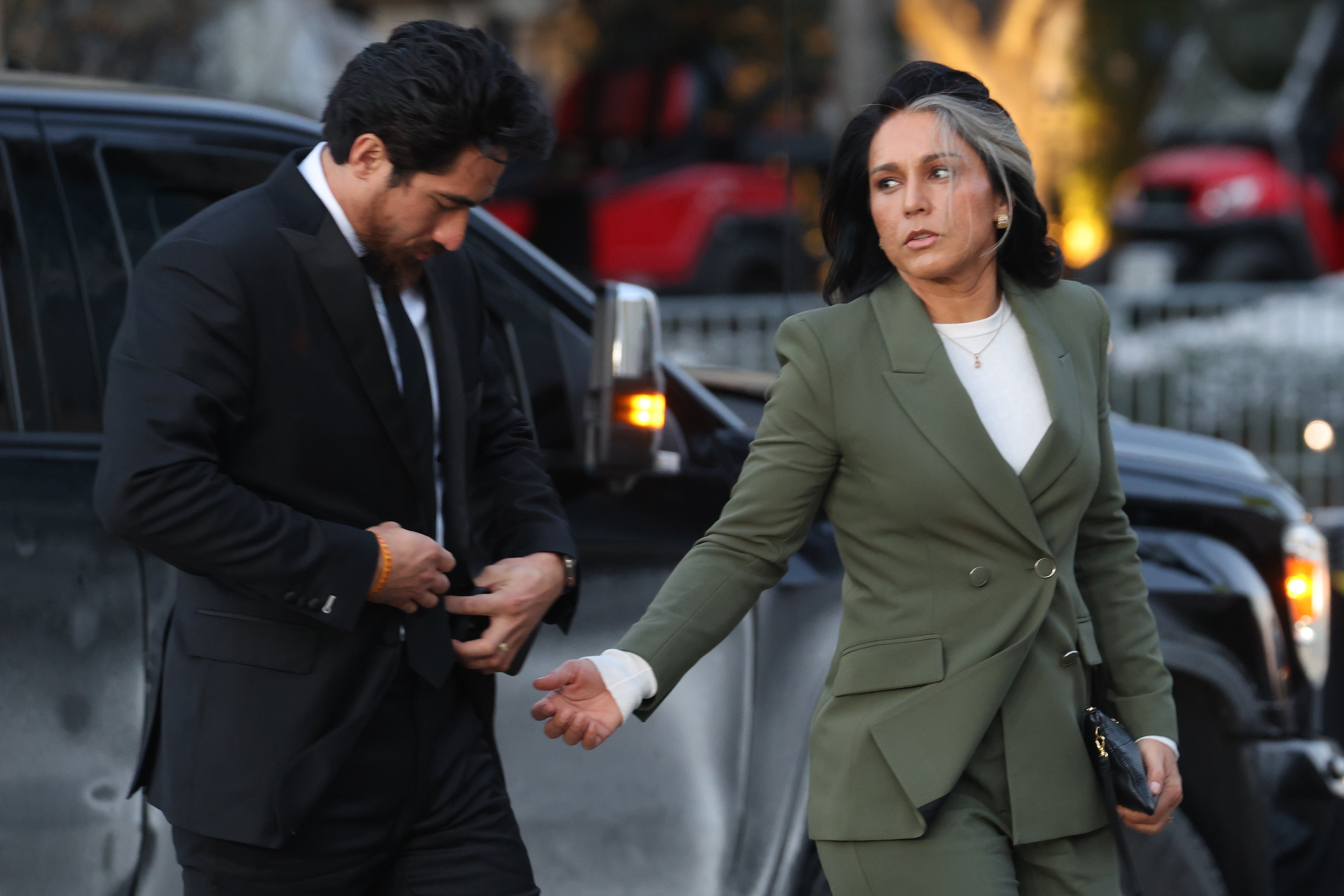 Tulsi Gabbard, kandidat predsjednika Donalda Trumpa za direktora Nacionalne obavještajne službe, suočen je s grubim ročištem o potvrdi.