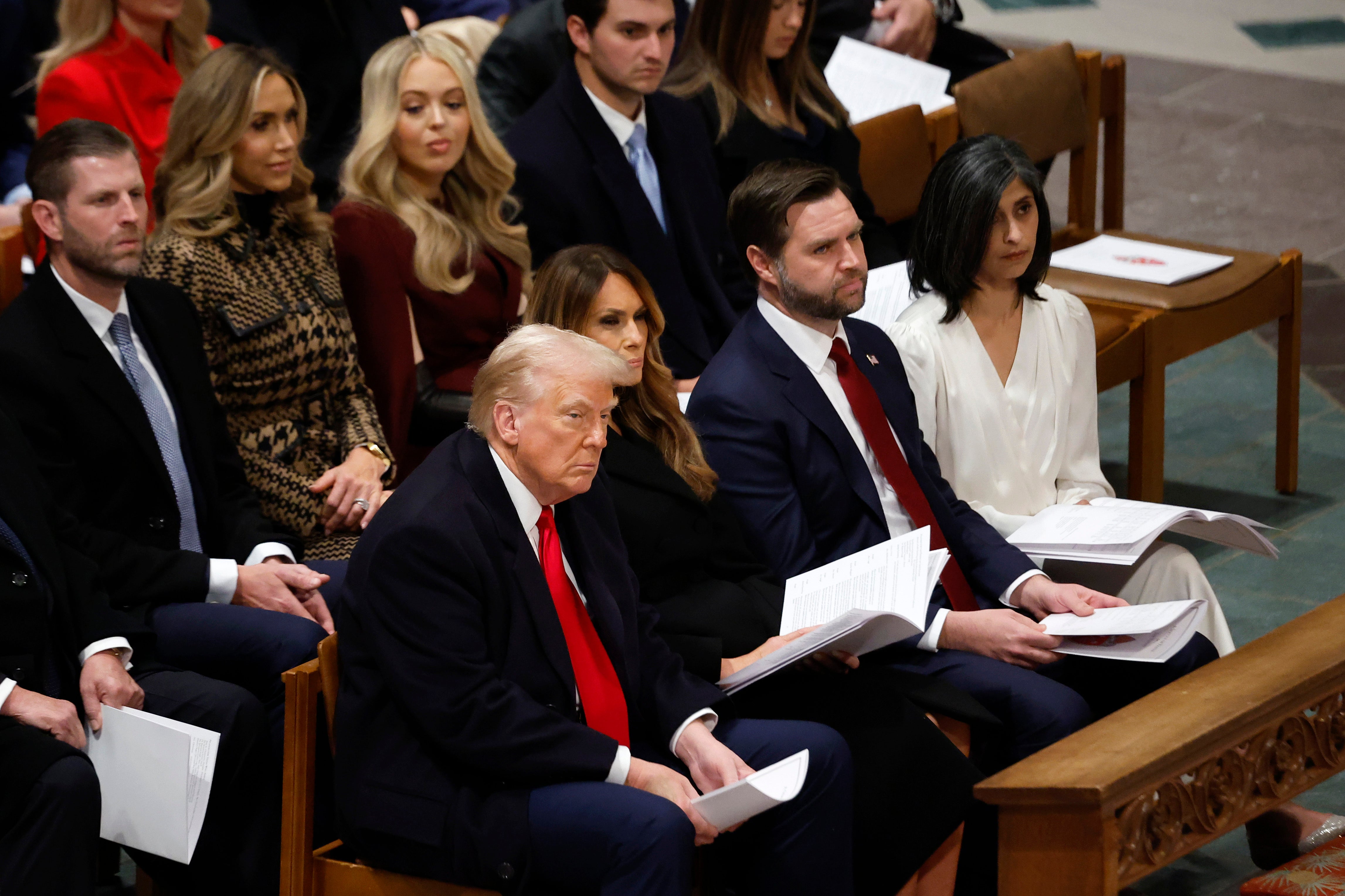 Predsjednik Donald Trump, potpredsjednik JD Vance i njihove obitelji prisustvuju Nacionalnoj molitvenoj službi. Tamo je biskup Mariann Edgar Budde pozvao Trumpa da 