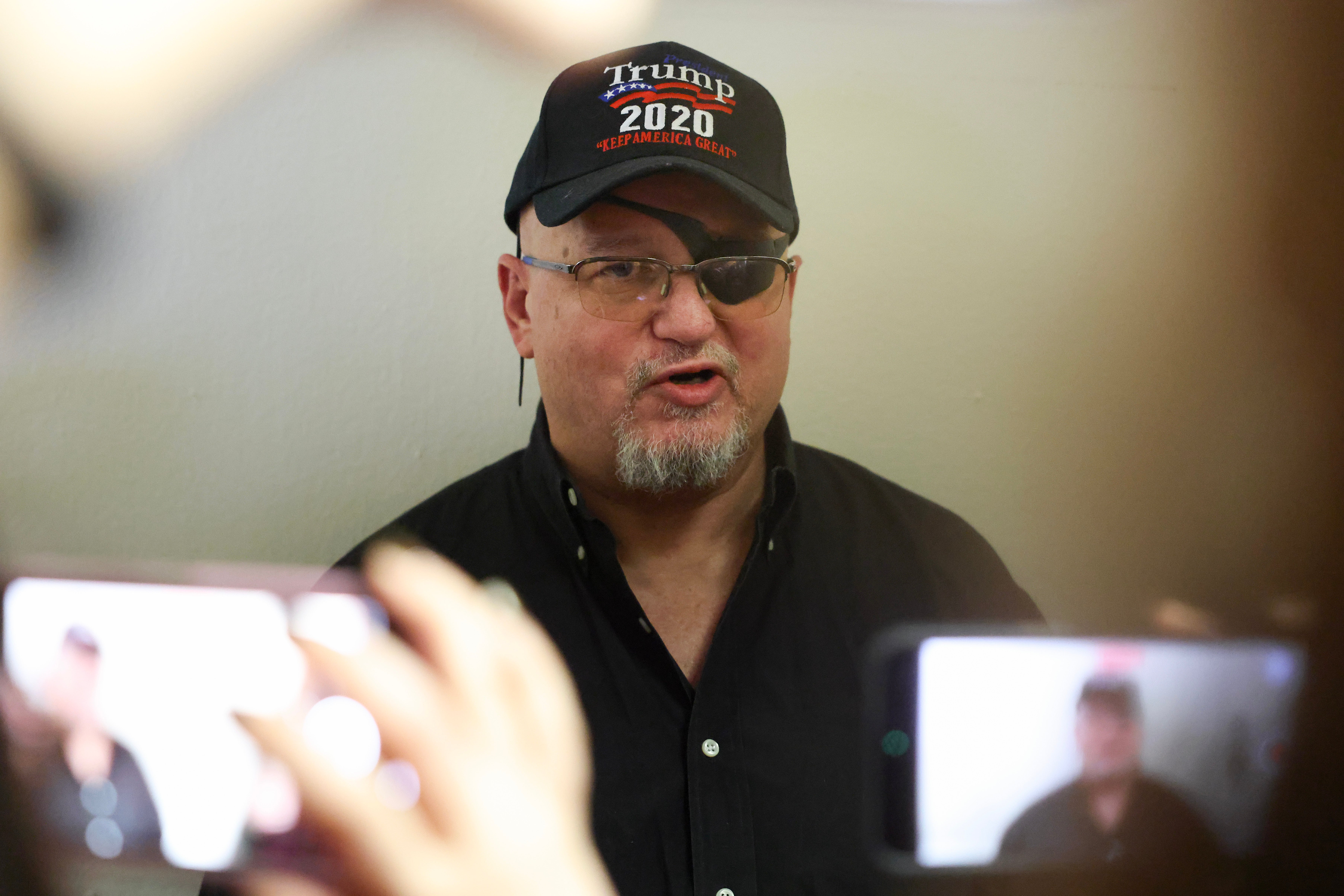 Osnivač Oath Keepers Stewart Rhodes slobodno je šetao zgradama Kongresa u Washingtonu, DC, nakon što ga je Trump pustio iz zatvora. Sudac koji je predsjedao Rhodesovom buntovnom suđenju za zavjeru želi ga držati podalje od grada.