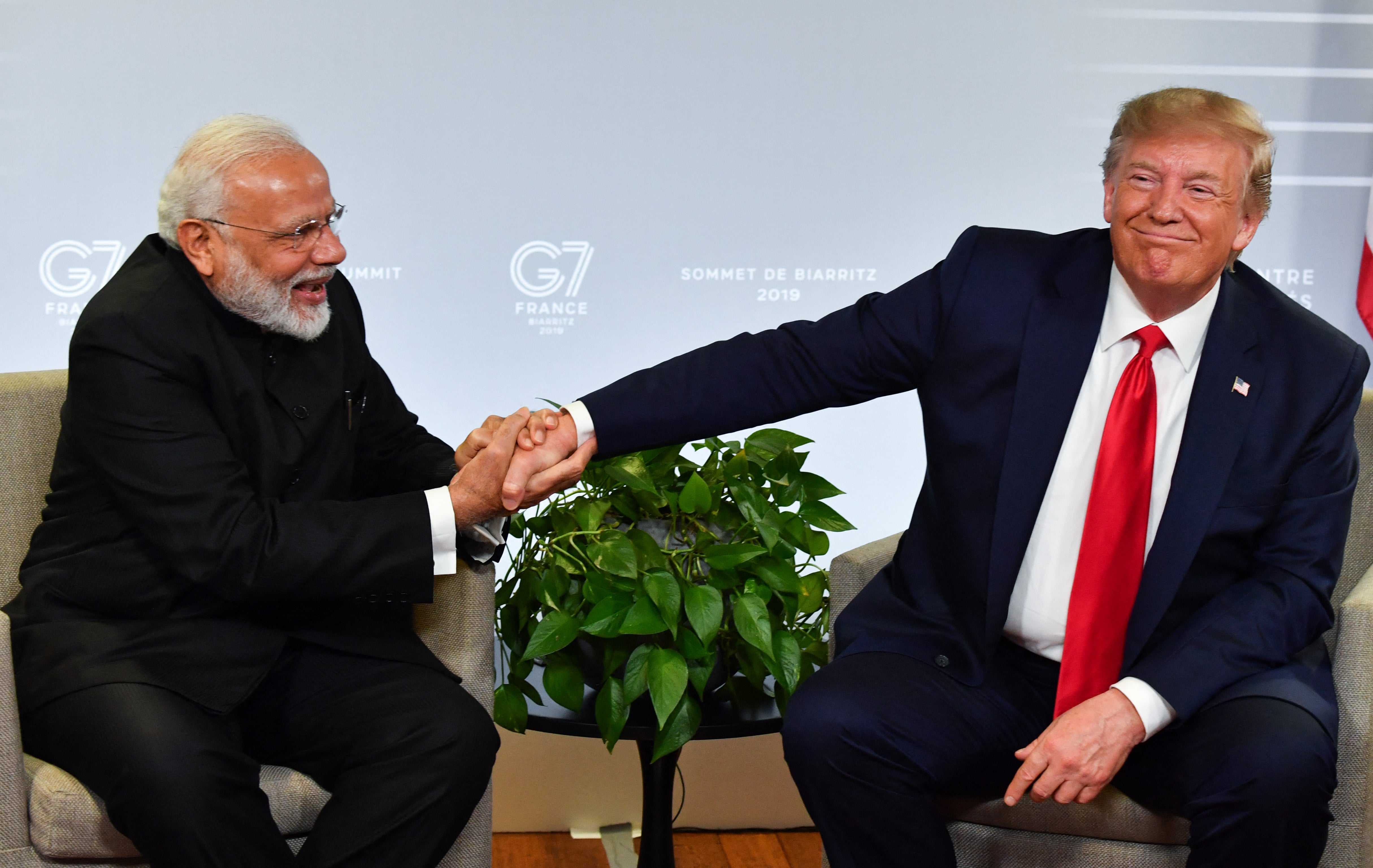 Datoteka Narendra Modi i Donald Trump rukuju dok govore tijekom bilateralnog sastanka u Biarritzu u Francuskoj