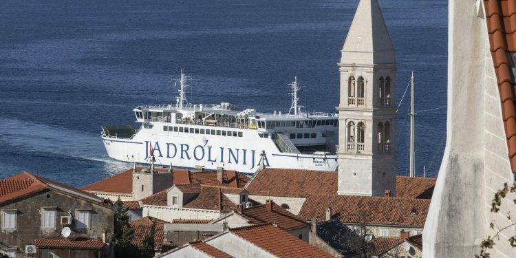 Slobodna Dalmacija – Pobuna otočana zbog kašnjenja; najfrekventniju dalmatinsku rutu ‘drže’ samo dva trajekta! Trećega nema, ovo je razlog