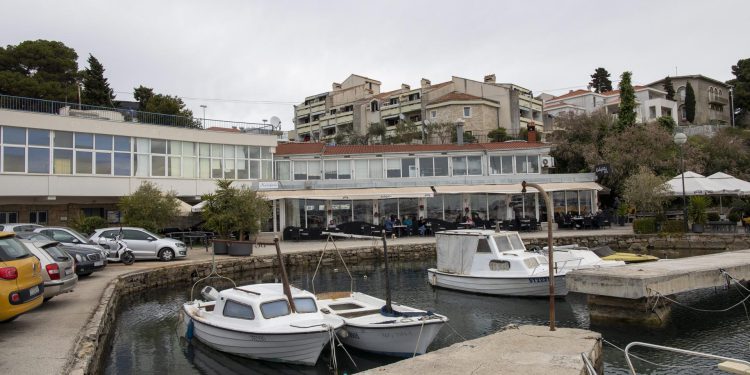 Slobodna Dalmacija – Kad je 80-ih pokojni Buljo preuzeo splitski Kalafatić bilo je to najšminkerskije misto u gradu. Kultni kafić zatvara…