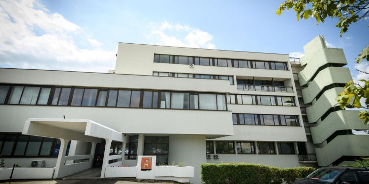 Potukla se dvojica muškaraca ispred ugostiteljskog objekta: Stariji završio u bolnici, mlađi u pritvoru