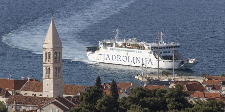 Slobodna Dalmacija – Trajekti su stalno kasnili, ali Jadrolinija se konačno dogovorila s Bračanima! Uvodi se dodatni brod po potrebi…