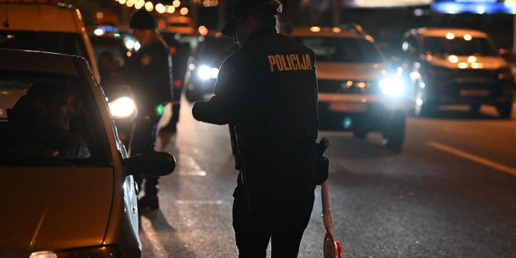 Slobodna Dalmacija – Policija u Solinu zaustavila muškarca (46) koji je vozio pod zabranom. Može kupiti pidžamu…