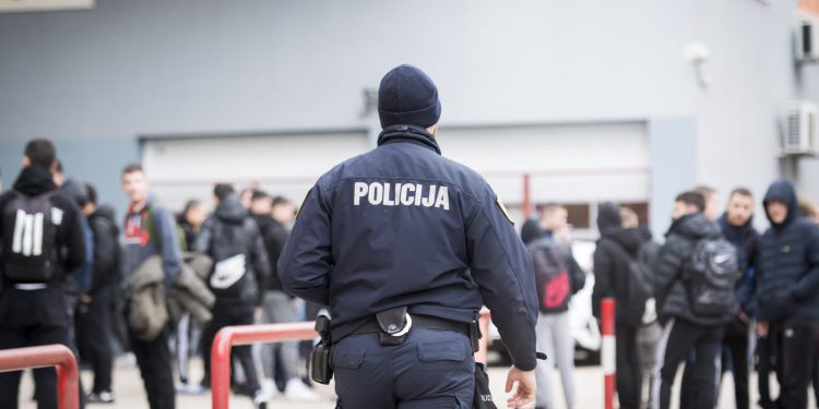 Iz policije potvrdili: Do daljnjeg ćemo štititi učenike i zaposlenike škola koje imaju 90 dana za ispuniti obvezu…