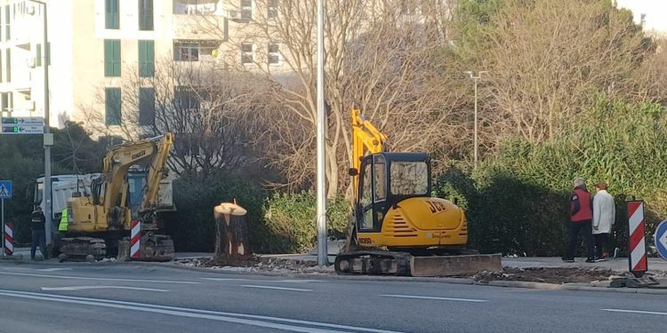 Počeli radovi na Bulevaru, uklanja se nogostup od igrališta pa sve do kružnog toka