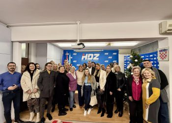 Slobodna Dalmacija – Okupili se Mladež i žene splitskog HDZ-a, pa navijaju za Primorca: ‘On je lider, a Milanović je samo sramota…’