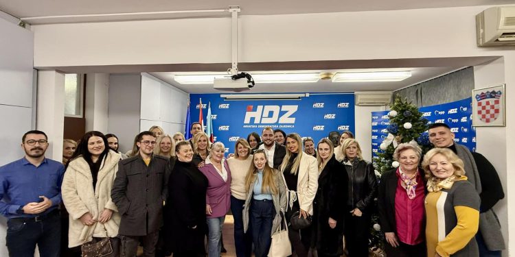 Slobodna Dalmacija – Okupili se Mladež i žene splitskog HDZ-a, pa navijaju za Primorca: ‘On je lider, a Milanović je samo sramota…’