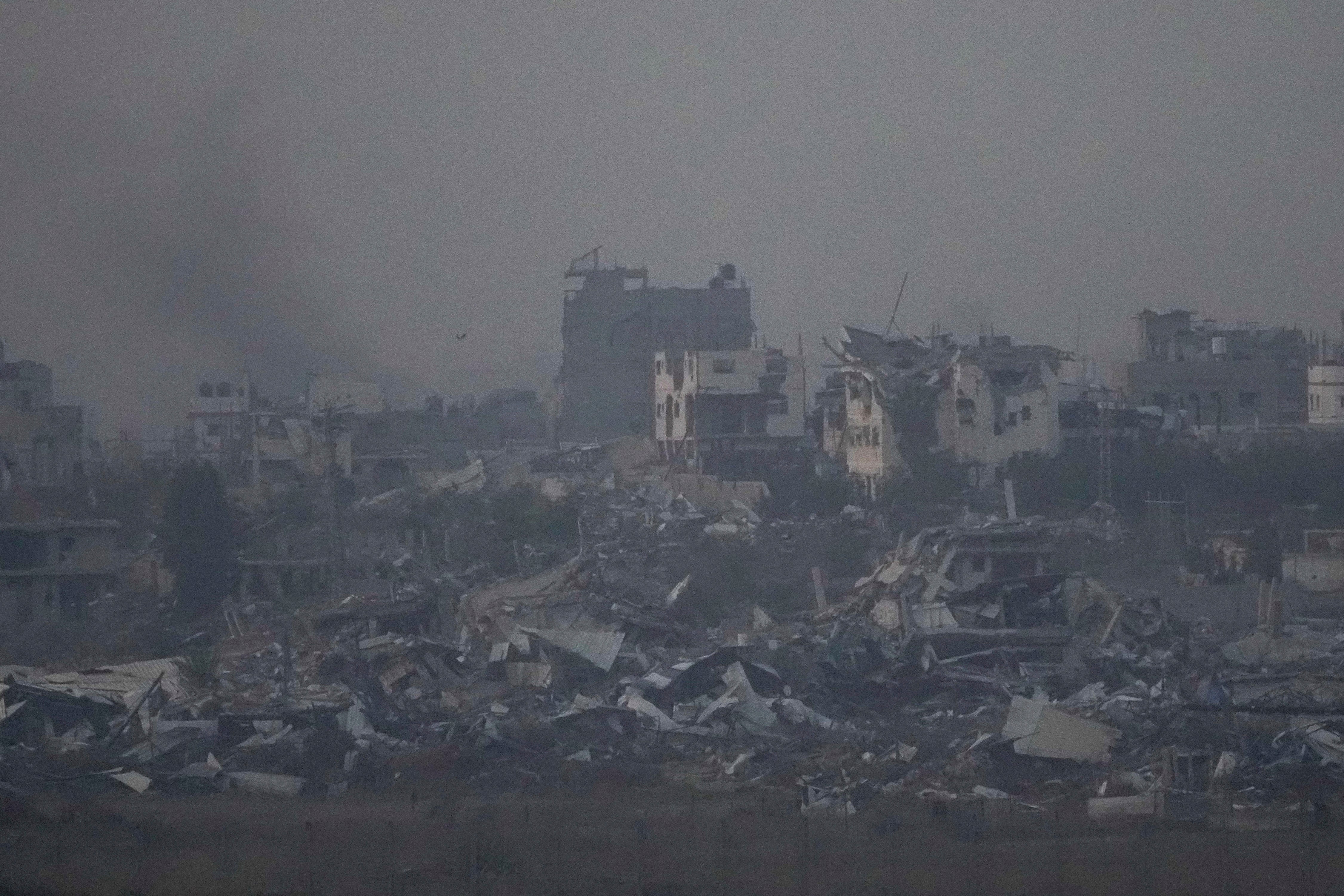 Uništene zgrade od strane izraelskog bombardiranja kako se vidi unutar Pojasa Gaze iz južnog Izraela