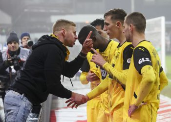 GRAD RUKOMETA POSTAO NOGOMETNI Čudesna pobjeda Kiela, navijači ‘postrojili’ igrače Dortmunda | NACIONAL.HR