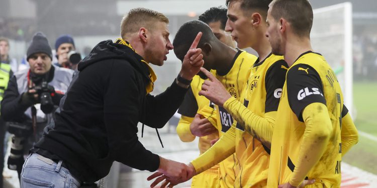 GRAD RUKOMETA POSTAO NOGOMETNI Čudesna pobjeda Kiela, navijači ‘postrojili’ igrače Dortmunda | NACIONAL.HR