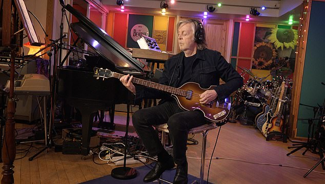 Tadašnji preživjeli kolege iz benda Paul McCartney, 82, i Ringo Starr, 84, koristili su presnimke i gitarske pjesme Georgea Harrisona, koji je 2001. umro od napuštene sesije (Paul na slici)