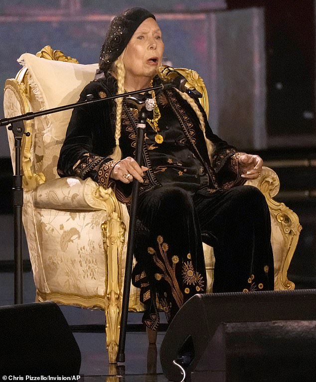 Godine 2024. Mitchell je rasplakala neke od najvećih glazbenih zvijezda na dodjeli Grammyja 2024. kada je izašla na pozornicu za nevjerojatno dirljivu izvedbu svoje hit pjesme Both Sides Now