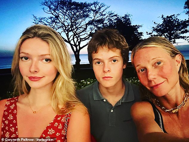 Moses, njezino najmlađe dijete, kreće se na Sveučilište Brown na Rhode Islandu, dvije godine nakon što je Apple otišao na fakultet; Trio viđen na Instagram fotografiji 2022. godine
