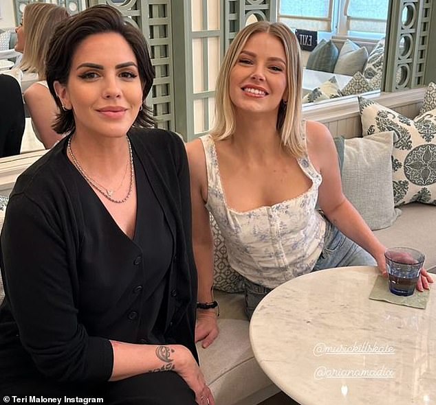 Ariana Madix (desno), koja je glumila s Katie u Vanderpump Rules i sada zajedno s njom posjeduje sendvič dućan Something About Her, napisala je: 'jako te volim'