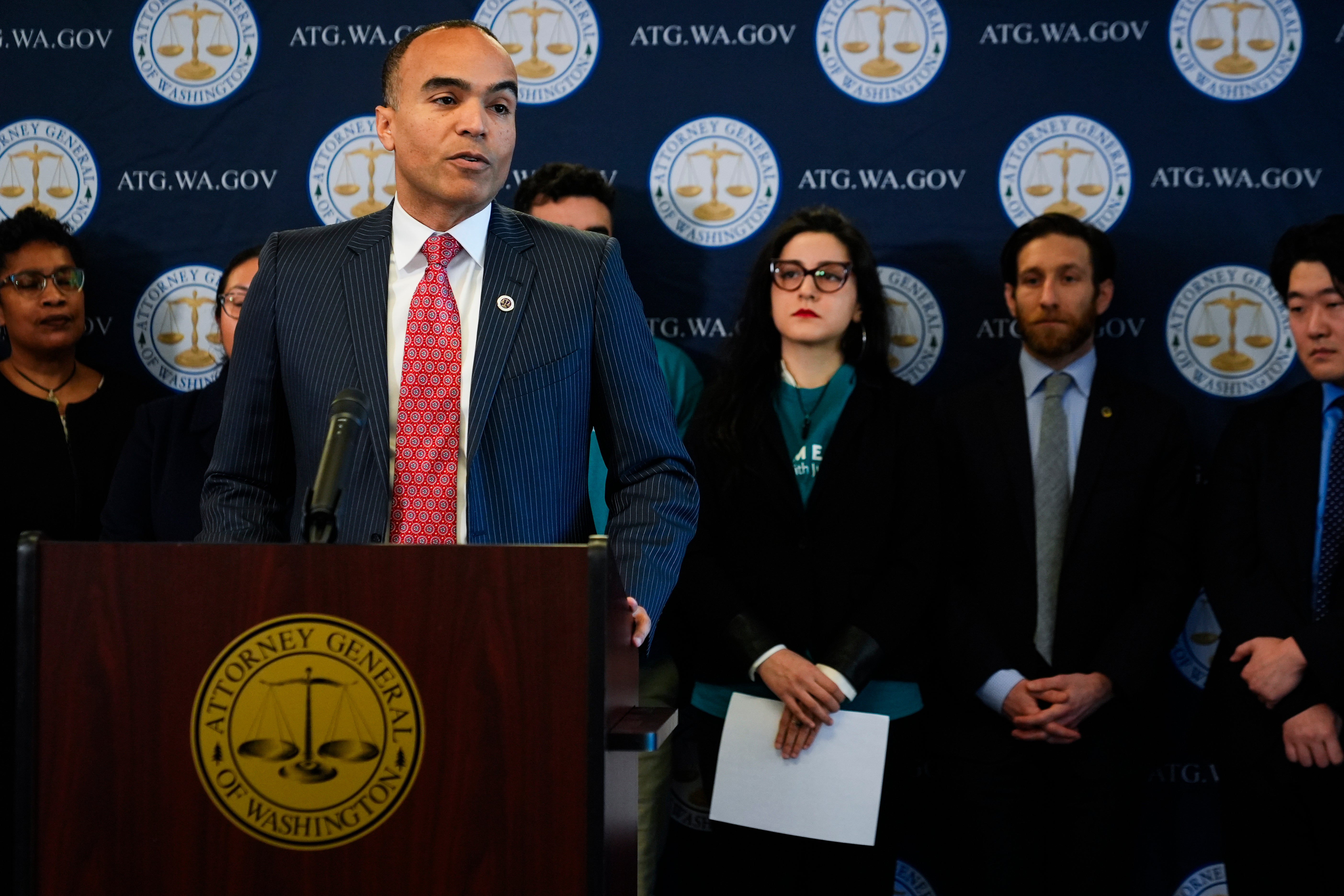 Washingtonski državni odvjetnik Nick Brown predvodi četiri savezne države u tužbi protiv odredbe o državljanstvu po rođenju Donalda Trumpa, među najmanje pet saveznih tužbi kojima se traži poništenje predsjednikove radnje.