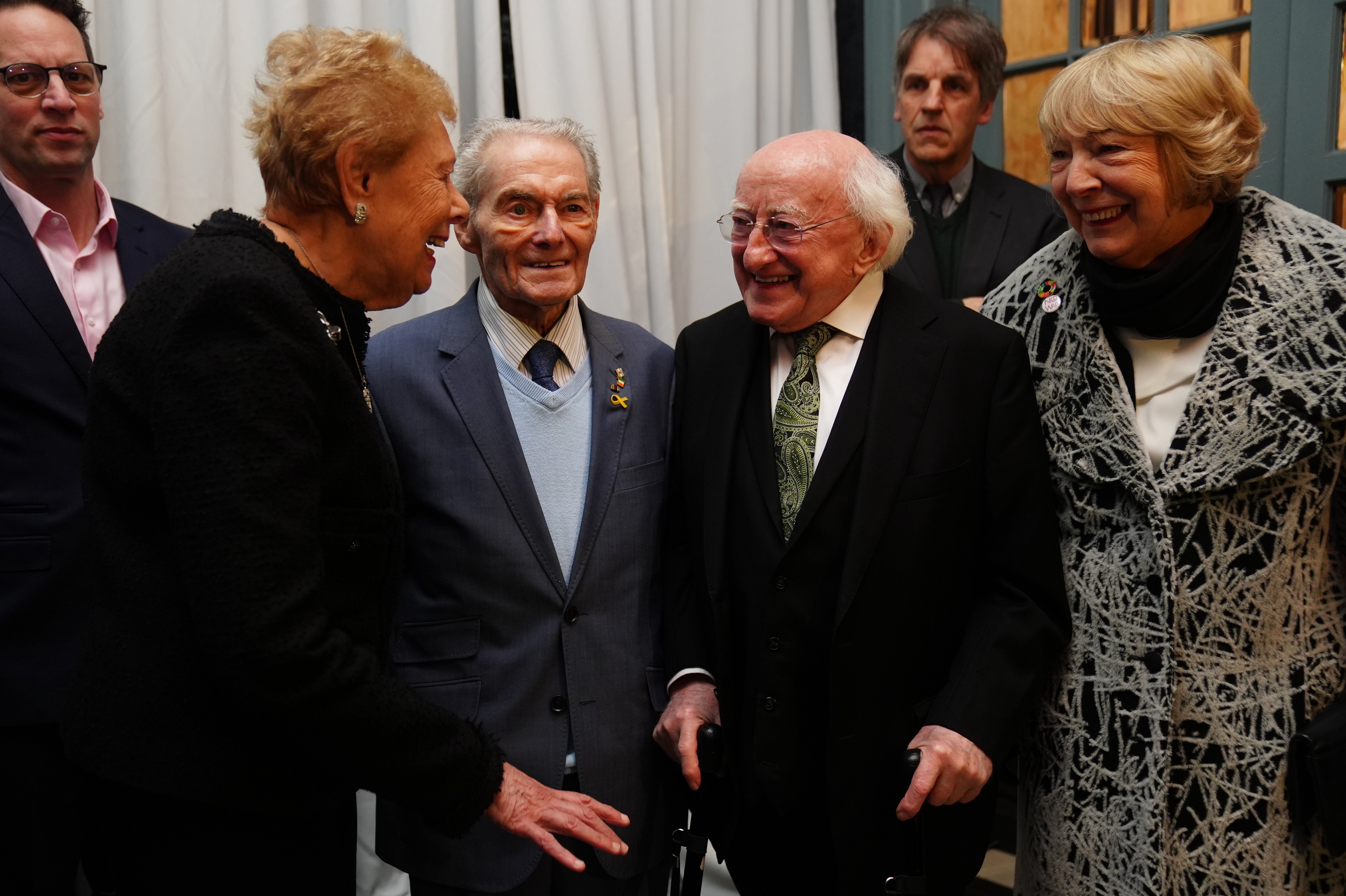 Irski predsjednik Michael D Higgins i njegova supruga Sabina s preživjelima holokausta Suzi Diamond (lijevo) i Tomi Reichenthal u kući Mansion u Dublinu (Brian Lawless/PA)