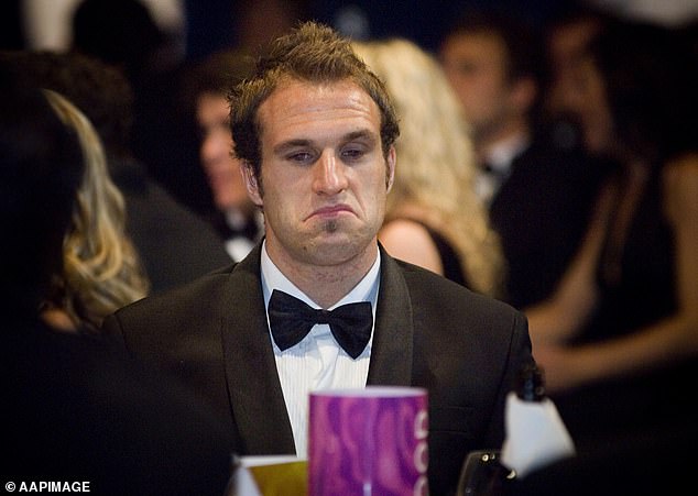 Chris je prikazan s kosom na broju Brownlow medalje 2006. godine