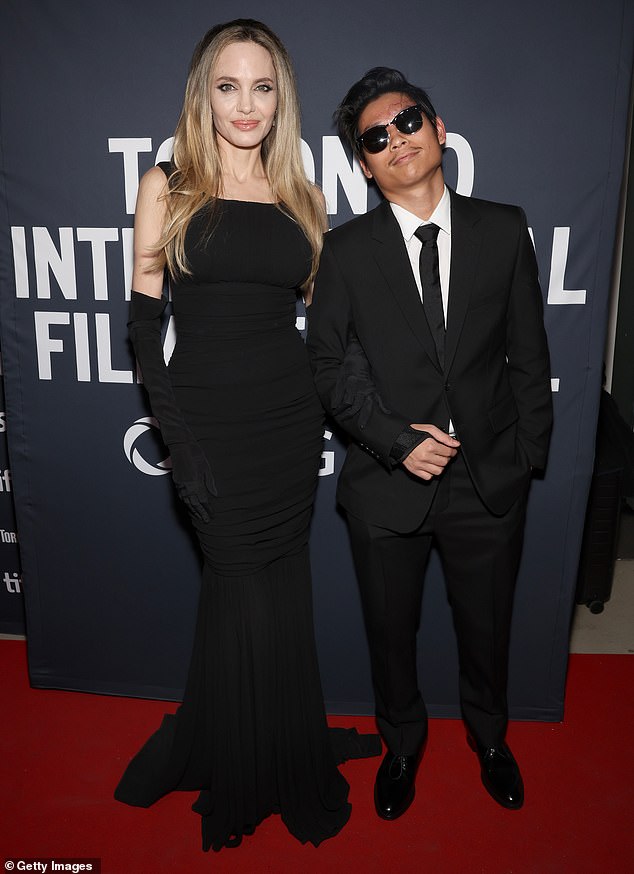 Jolie je angažirala svoje sinove Maddoxa (23) i Paxa (20) (vidi se ovdje) da rade na njezinom najnovijem filmu Without Blood