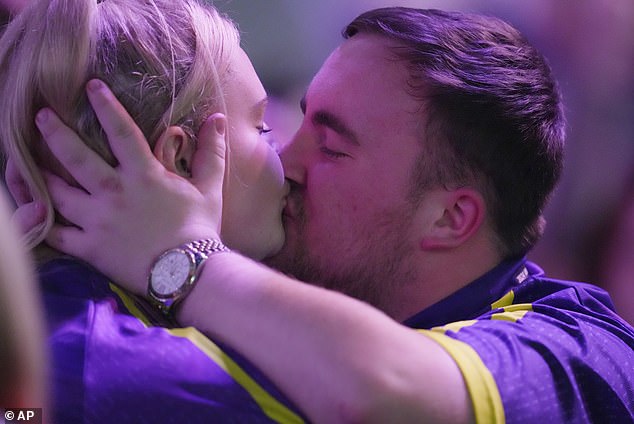 Luke Littler možda ima novu djevojku nakon što je neidentificirana žena progovorila u njegov mikrofon tijekom live streama video igrica. Na slici: ljubi bivšu djevojku Eloise Milburn na pikadu