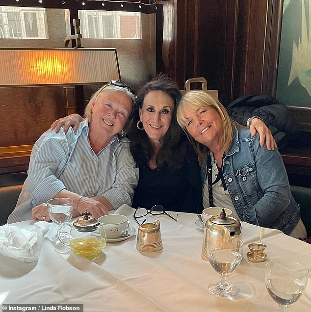 U svibnju 2022. Linda je odbacila sve glasine o razlazu s dugogodišnjom prijateljicom Pauline dok su ona i Lesley uživale s njom na ručku u The Delaunay u Covent Gardenu