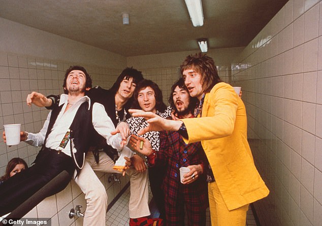 Rod i Ronnie prijatelji su od 1969. kada su obojica bili članovi rock grupe Faces, poznate po velikim hitovima kao što su Stay With Me iz 1971. i Ooh La La iz 1973. (LR Ian McLagan, Ronnie, Kenney Jones, Ronnie Lane i Rod u 1971)