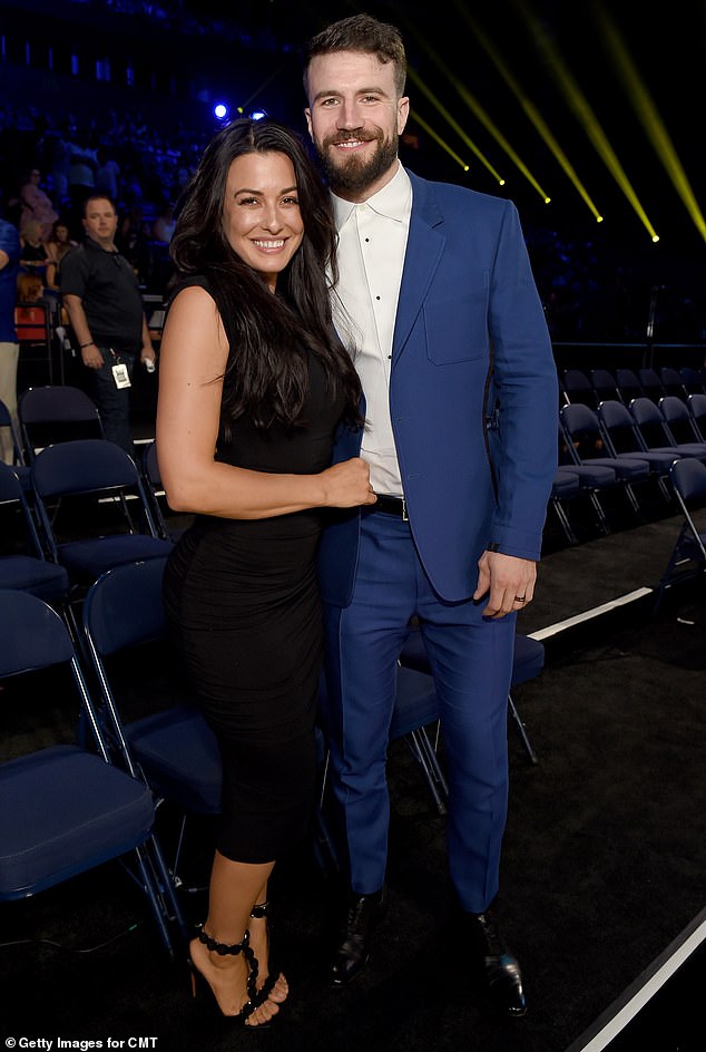 Nakon pet godina braka, Fowler je podnio zahtjev za razvod od Hunta u veljači 2022. - i optužio ga za 