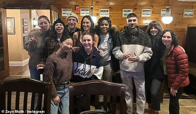 Bivša zvijezda One Directiona, 31, trenutno nastupa diljem Velike Britanije na svojoj turneji Stairway to the Sky UK. Slikano s bendom i ostalim članovima tima u svibnju