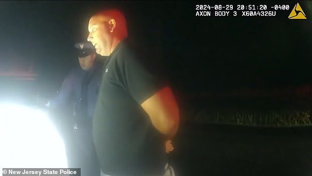 Vidi se zbunjeni Higgins kako pita 'što se dogodilo?' nakon što su mu 29. kolovoza stavljene lisice na ruke