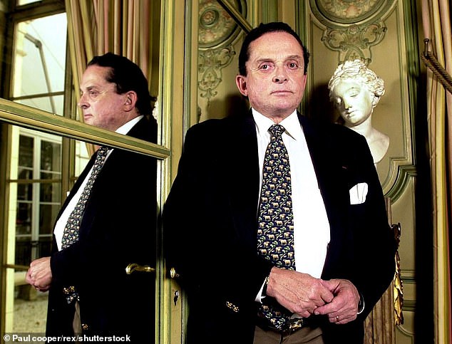 Wildenstein je prethodno bila udana za Aleca N. Wildensteina. Upoznali su se na afričkom ranču njegove obitelji 1977. prije nego što su pobjegli u Las Vegas 1978.; slikano 2000. u Parizu