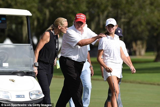 Donald Trump, u sredini, šeta sa svojom unukom Kai i njezinom mamom Vanessom, 2022