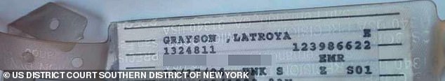 U svom odijelu, Grayson je uključivao slike svojih karata Delta Airlines, koje su 17. listopada 2006. godine odveli nju i njezin polusat u New York, a 17. listopada u Tulsu u Tulsu