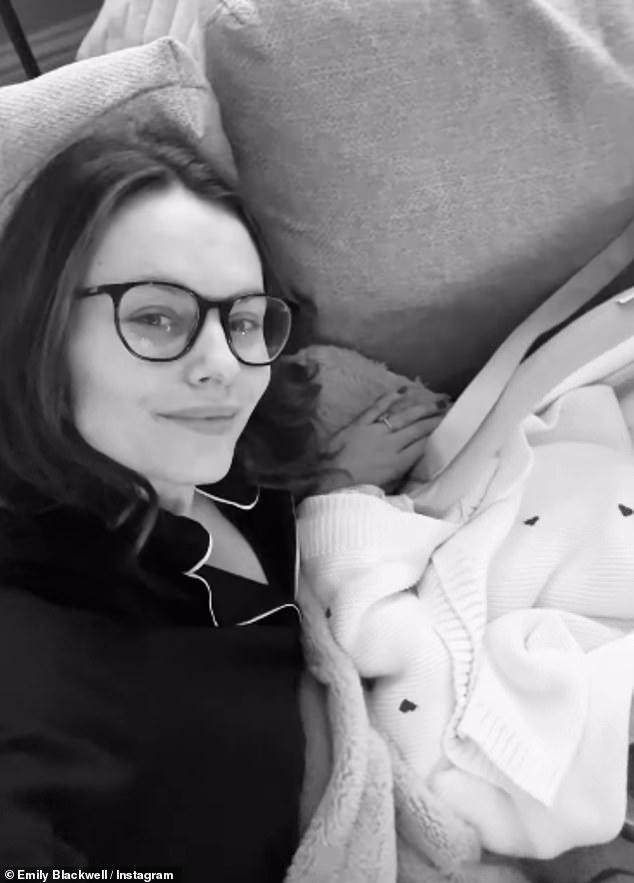 Emily je blistala dok se družila s bebom Evom nakon što su stigli kući